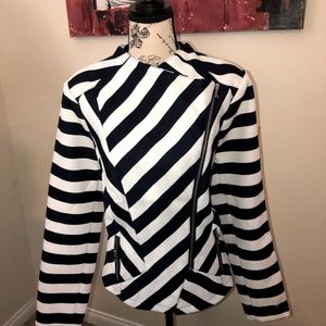 Beautiful, never worn blazer-style jacket with functional front zipper.